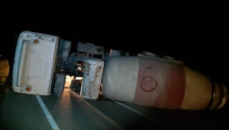 Kumyalı’da beton mikseri devrildi: Sürücü yaralı