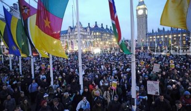 İngiltere’de yüzlerce kişiden yasa dışı göç yasası protestosu