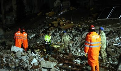 Adıyaman’da ağır hasarlı 3 katlı bina kendiliğinden çöktü