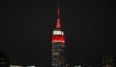 Empire State kırmızı beyaza büründü