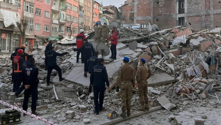 Malatya’da ağır hasarlı 5 katlı bina çöktü