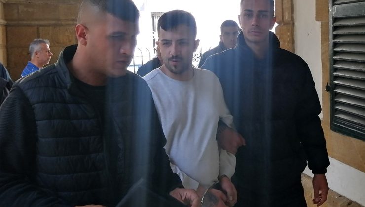 Yolda önü kesti, darp etti