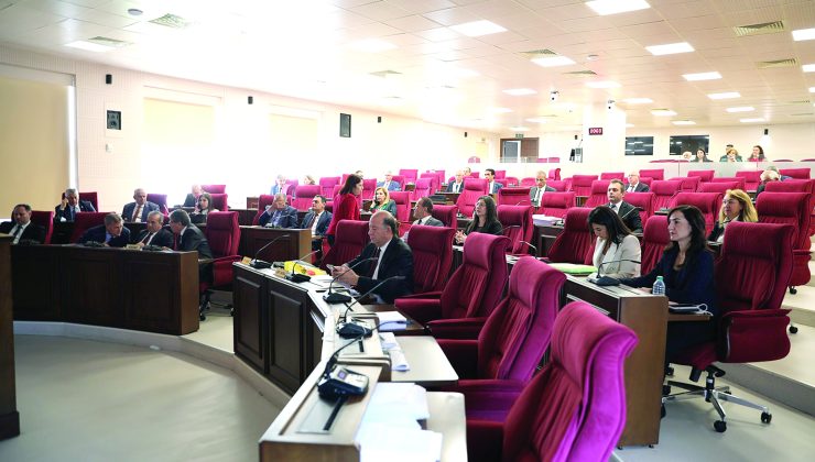 Maaş kesintisi Meclis’ten geçti