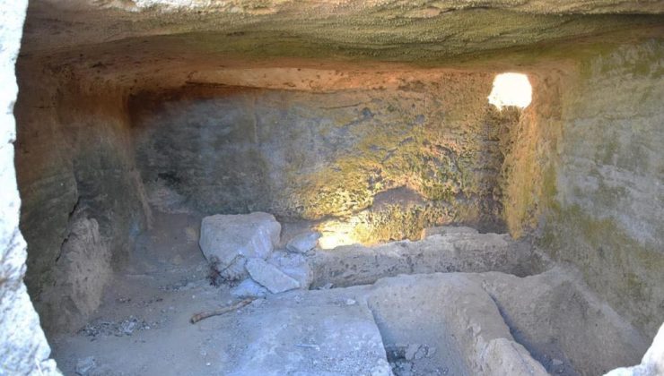 İzinsiz mezar kazarken tutuklandılar