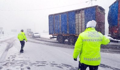 Bolu Dağı’nda kar yağışı! İstanbul istikameti ulaşıma kapandı