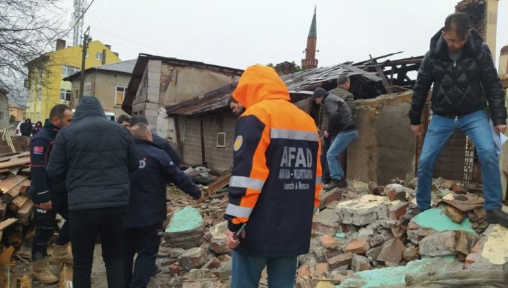 Bolu’da ev çöktü, 2 kişi altında kaldı