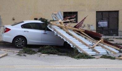 Denizli’de çatı uçtu, 6 otomobil hasar gördü