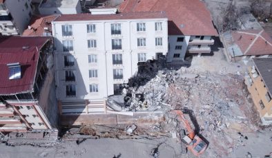 Depremin sembol binası yıkılıyor