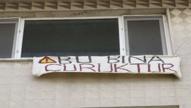 ‘Bu bina çürüktür’ pankartı asıp evi boşalttı
