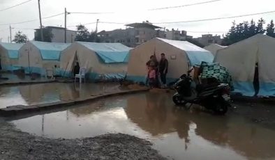 İskenderun’da çadır kentte yaşayanlar şiddetli yağıştan etkilendi 