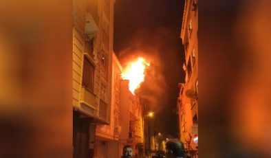 İstanbul’da bir kişi, kiracıları evden çıkarmak için çatı katını ateşe verdi