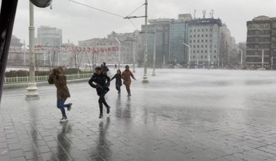 İstanbul’da fırtına ve sağanak yağış etkili oluyor 