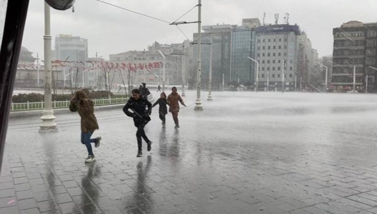 İstanbul’da fırtına ve sağanak yağış etkili oluyor 
