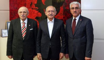 Kılıçdaroğlu eski AKP’li vekil ve oğluna CHP rozeti taktı
