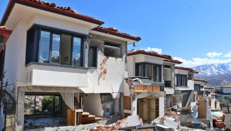 Milyonluk lüks villalar da depremde yıkıldı