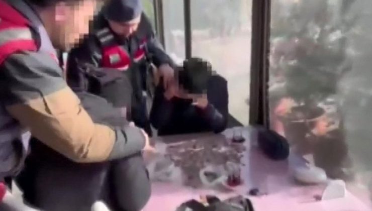 Müşteri ararken jandarmaya yakalandılar