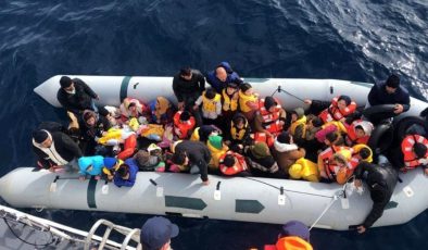 Radara yakalanan yelkenli tekneden 111 göçmen ile 3 organizatör çıktı