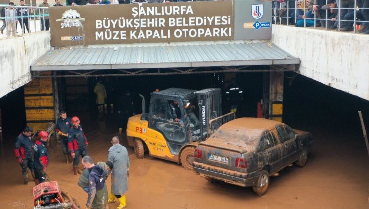 Şanlıurfa’daki selden etkilenen otoparktaki araçlar çıkarılıyor
