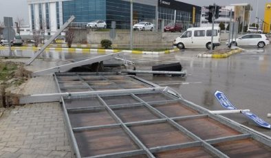 Şehri fırtına vurdu: Levhalar ve direkler devrildi