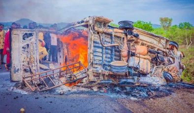 Nijerya’da kamyon otobüse çarptı: 18 ölü