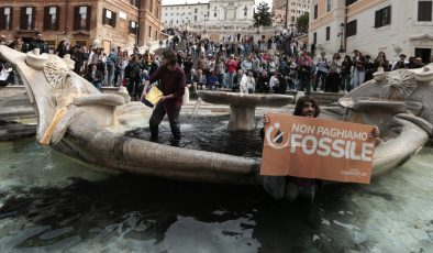 İklim aktivistlerinin son hedefi Roma’daki Barcaccia çeşmesi oldu