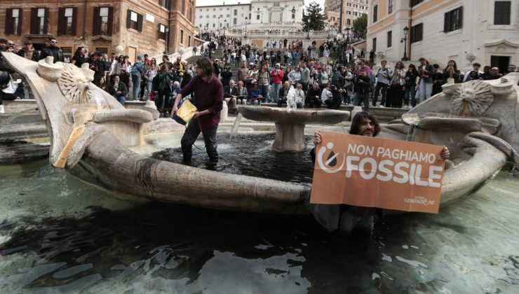 İklim aktivistlerinin son hedefi Roma’daki Barcaccia çeşmesi oldu