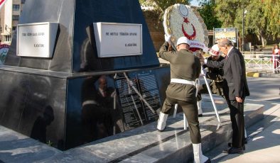 Lefkoşa’da ilk tören Atatürk Anıtı önünde yapıldı