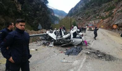 Adana’da üzerine kaya devrilen otomobildeki 4 öğretmen hayatını kaybetti
