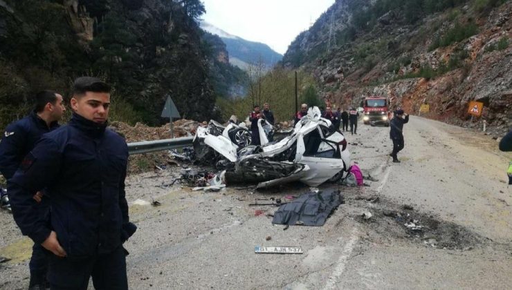 Adana’da üzerine kaya devrilen otomobildeki 4 öğretmen hayatını kaybetti