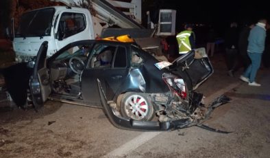 Adana’da otomobil ile vinç çarpıştı: 2 ölü