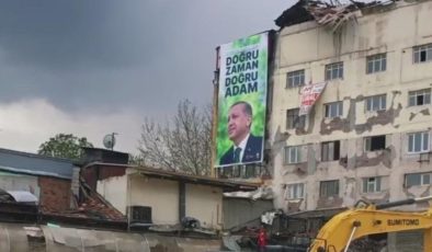 Ağır hasarlı binaya Erdoğan’ın posteri asıldı