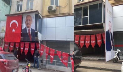 AKP’liler, CHP seçim bürosunu Erdoğan posteri ile gizlemek istedi