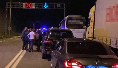Artvin-Erzurum kara yolu, heyelan sonucu ulaşıma kapandı