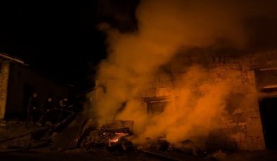 Bayburt’ta traktör yandı: Alevler evlere, ahırlara ve samanlıklara sıçradı