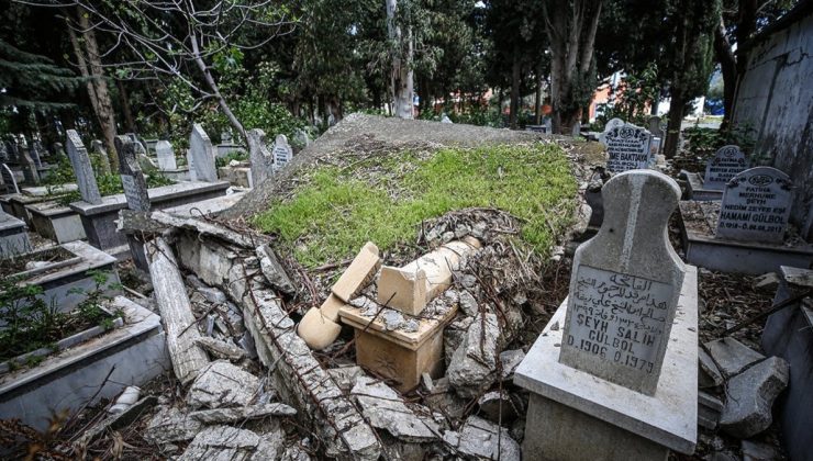 Deprem mezarlıklarda da büyük tahribata neden oldu