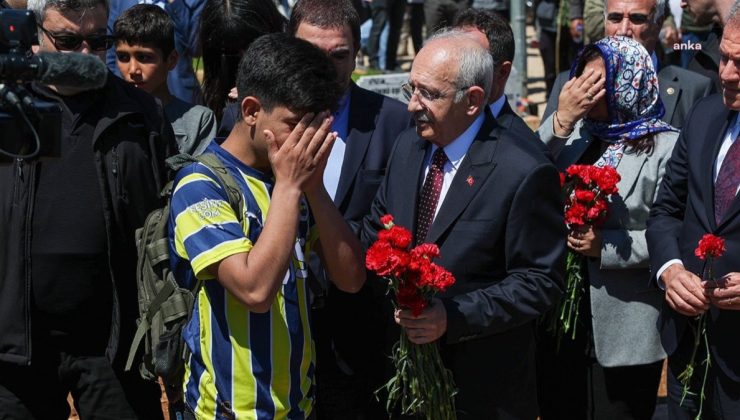Depremzede genç, Kılıçdaroğlu’na sarılıp ağladı