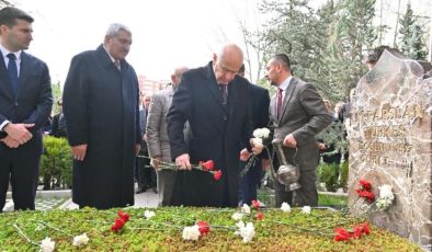 Devlet Bahçeli, Türkeş’in mezarını ziyaret etti