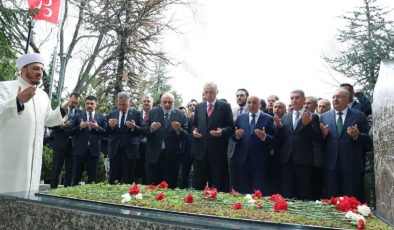 Erdoğan, Alparslan Türkeş’in kabrini ziyaret etti