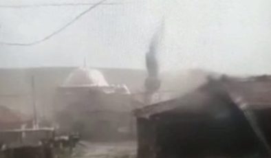 Fırtınada minarenin devrilme anı kamerada