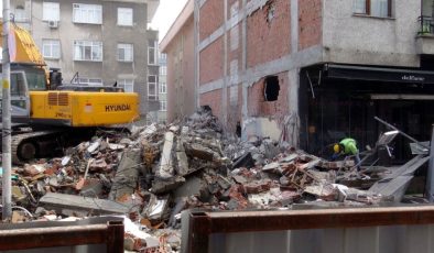 İstanbul’da yıkım sırasında bina çöktü