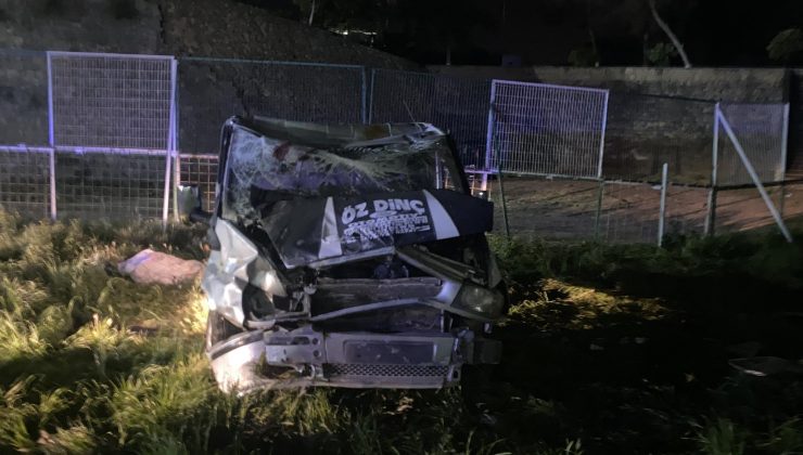 Yoldan çıktı, futbol sahasına uçtu