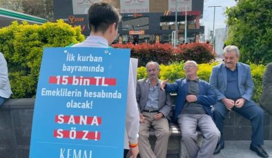Kılıçdaroğlu’nun vaadini duyurmak için ‘canlı billboard’ oldular