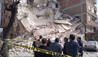 Kilis’te depremde ağır hasar gören 6 katlı bina çöktü 