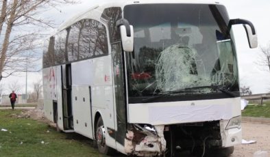Yolcu otobüsü bariyerlere girdi: 17 yaralı