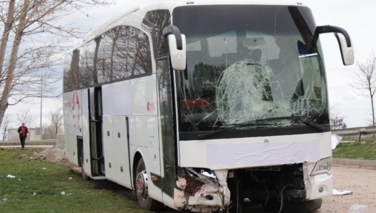 Yolcu otobüsü bariyerlere girdi: 17 yaralı
