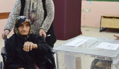 115 yaşında sandığa geldi, oy kullandı