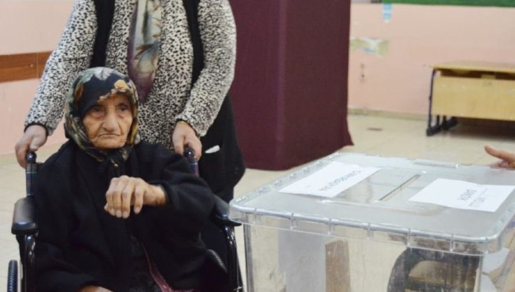 115 yaşında sandığa geldi, oy kullandı