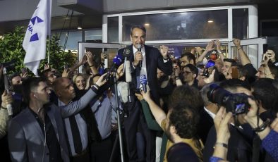 Yunanistan’da seçimi Miçotakis’in partisi önde bitirdi