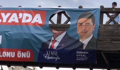 CHP afişlerine, kesici aletlerle çirkin saldırı
