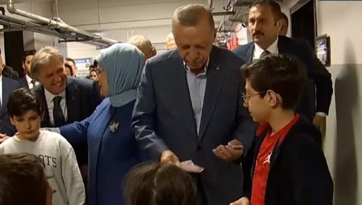 Erdoğan oy kullandığı okulda çocuklara para dağıttı